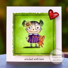 Grüne Scrapbooking-Karte mit Puppe X-Augen, liliroter Puppe und Teddy, rotes Herz-Detail, Text 'stitched with love'