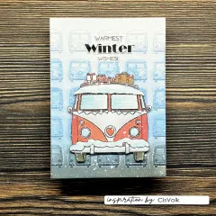 Karte mit rotem Hippie-Bus mit Geschenken auf dem Dach vor geprägtem Bus-Hintergrund und Text Warmest Winter Wishes