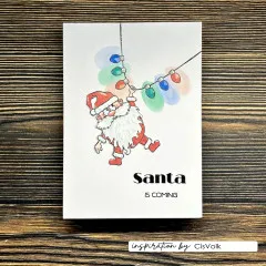 Weiße Karte mit koloriertem Weihnachtsmann an bunter Lichterkette und Text Santa is coming