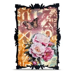 Karte im schwarzen Petal Frame mit Pfingstrosen und Schmetterling auf Buchstaben