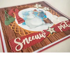 Schrägansicht der handgemachten Weihnachtskarte mit Schneemann-Motiv