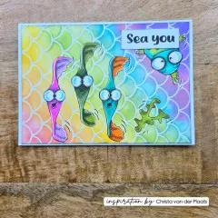 Querkarte mit Seepferdchen und Fisch vor Regenbogen-Schuppen und Schild Sea you