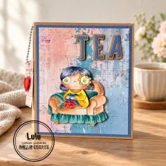 Blaue Karte mit Mädchen im Sessel und großen Buchstaben TEA