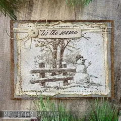 Vintage-Karte mit Schneemann am Holzzaun unter Baum und Etikett tis the season
