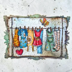 Karte mit Wäscheleine, Kleidern, Ringelsocken, Herz und Schmetterling