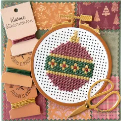 Weihnachtskarte mit Patchwork-Hintergrund, Kreuzstich-Christbaumkugel im Stickrahmen und Garnkarten mit Stickgarn