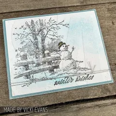 Karte mit Schneemann am Zaun vor hellblauem Himmel und Text winter wishes
