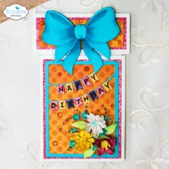 Orangefarbener Kartenhalter mit blauer Schleife, Wimpelkette Happy Birthday und Blüten