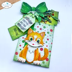 Grüner Kartenhalter mit Katze, Schleife, Stechpalme und Tags Christmas Greetings und Merry Christmas