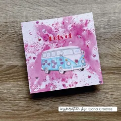 Quadratische Karte mit blauem Hippie-Bus und Herzen auf pinkem Aquarellhintergrund, Schriftzug Lots of Love