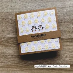Kraftpapier-Karte mit geprägten Pinguinen, kolorierten Pinguinen und Waddle-Schriftzug