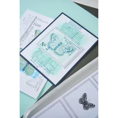 Karte in Türkis und Dunkelblau mit gestempeltem Schmetterling auf Briefmarke, daneben Clear Stamps