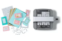 Fertige Grußkarten neben der Big Shot Plus Maschine mit Verpackungsgrafik
