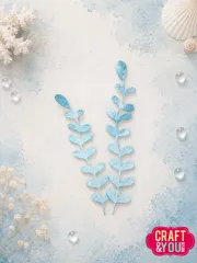 Zwei blau aquarellierte Pflanzenzweige mit ovalen Blättern auf hellem Untergrund