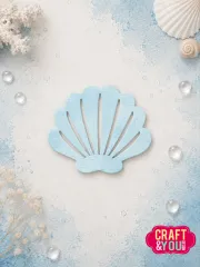 Hellblau aquarellierte Muschel umgeben von Koralle, Muscheln und Wassertropfen