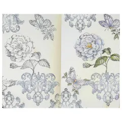 Aquarellierte Doppelseite im Skizzenbuch mit gestempelten Rosen, Schmetterlingen und Ornament-Ranken in Blau- und Grüntönen