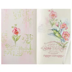 Aquarellierte Doppelseite im Skizzenbuch mit Schablonen-Hintergrund und gestempeltem Kolibri an Orchideenblüten