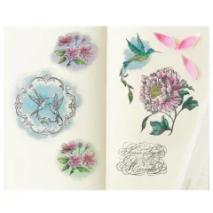 Aquarellierte Doppelseite im Skizzenbuch mit gestempelten Kolibris, Blüten und Schriftzug-Motiv
