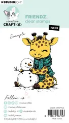 Verpackungsrückseite mit kolorierter Beispielkarte der gestempelten Giraffe Lucas in Gelb/Braun mit türkisem Schal neben einem Schneemann, mit Artikelnummer und EAN