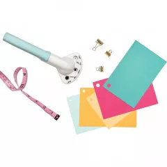 Crop-A-Dile Multilocher mit farbigen Papieren, Briefklammern, Stahlklammern und Messlinie als Zubehör