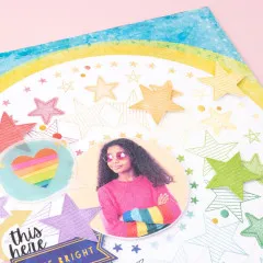 Rotating Precision Press mit mehreren gestempelten Scrapbooking-Elementen und Foto, Pastellfarben auf gelbem Untergrund