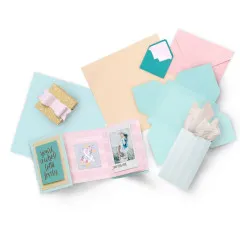Mehrere gefaltete Karten, Boxen und Umschläge in verschiedenen Farben und Designs