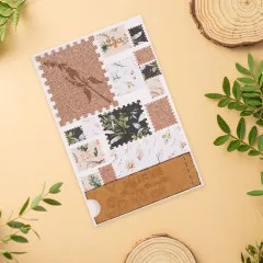 Scrapbooking-Layout mit Korkpapier-Briefmarken und bedrucktem Papier-Mix auf beigem Hintergrund
