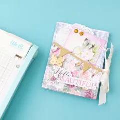 Handgemachte Grußkarte "Hello Beautiful" mit Blumenmuster, Schleife und dekorativen Elementen