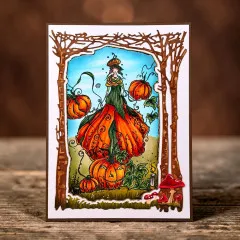 Grußkarte mit Kürbis-Figur in rotem Kleid, umrahmt von kahlen Bäumen, Herbstmotiven und Halloween-Atmosphäre