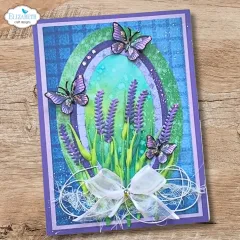 Lavendelfarbene Karte mit ovalem Rahmen, lila Lavendelblüten, drei Schmetterlingen und weißer Schleife.