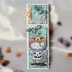 Lesezeichen-Format mit gestempelten Motiven - Fledermaus mit 'devishly', Kürbismädchen mit Kürbiskorb in Türkis und Orange