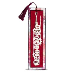 Rotes Lesezeichen mit Quaste und der Zahlen-Buchstaben-Code-Stanzform in Gold, vertikal angeordnet