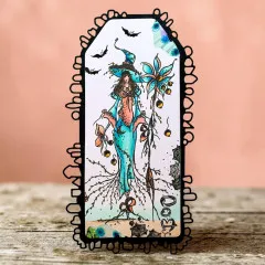 Bookmark mit schwarzem Rand - bedruckte Hexe in Türkis mit Blüten, Fledermäusen und Spinnweben-Elementen, coloriert