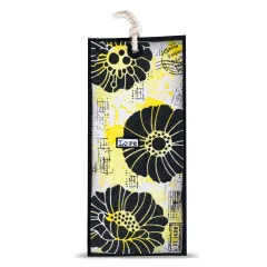 Lesezeichen in Gelb und Schwarz mit aufwendigen Blumen-Motiven und dem Schriftzug Love