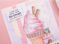 Aufgeklappte Karte mit Eiswagen-Hintergrund, Eistüten-Illustration und I-love-you-more-than-ice-cream-Spruch