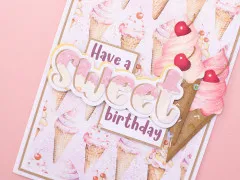 Geburtstagskarte mit Eistüten-Hintergrund, aufgesetztem Sweet-Schriftzug und Have-a-Sweet-Birthday-Gruß