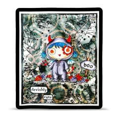 Bastelprojekt mit Lil' Boo Clear Stamps auf Mixed-Media Untergrund mit Spinnennetzen und grünem Hintergrund