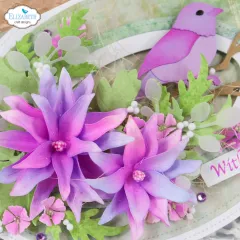 Lila Akelei mit lila Vogel, Nahaufnahme, Spruch „With love“.