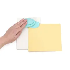Hände positionieren den Zwei-Wege-Locher auf das Punch Board mit gelbem Papier darunter