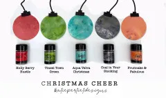 Set aus fünf Magical-Shimmer-Shaker-Fläschchen der Kollektion „Christmas Cheer“ mit Farbmustern als Anhänger