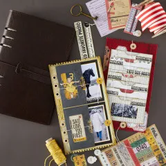 Flatlay mit Ledermappe, rotem Reisetagebuch, Fahrscheinen und passenden Stickerbögen als Gestaltungsinspiration.