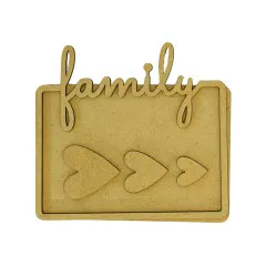 MDF-Platte Family mit drei großen Herzen und elegante Family-Schriftzug oben in natürlicher Holzoptik