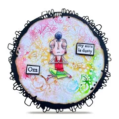 Runde Mixed Media Karte mit meditierender Figur und buntem Hintergrund