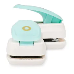 Zwei Reinforce Hole Punch Locher nebeneinander, einer mit geöffnetem Deckel und sichtbarem Innenmechanismus
