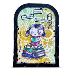 Kreatives Bastelprojekt mit gelbem Hintergrund, Stencil-Muster und sitzender Comic-Figur auf Büchern