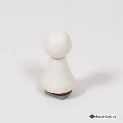 Weißer Mini-Holzstempel stehend auf heller Oberfläche