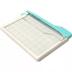 Mini Guillotine Paper Cutter von oben, türkiser Griff, weiße Schneideplatte mit Millimeter-Raster