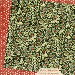 Schwarz-cremes Papier mit grünen Mistelzweigen und roten Beeren im Allover-Muster