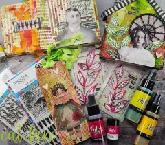 Mit den Everlasting-Brights-Sprays gestaltete Mixed-Media-Journalseiten, ein Vogelhaus-Objekt und ein Anhänger mit Puppenmotiv