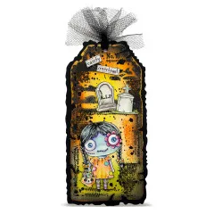 Halloween-Kunstprojekt mit schwarzem Rahmen, Candy Overload Figur und Friedhofs-Elementen mit Textilbändern